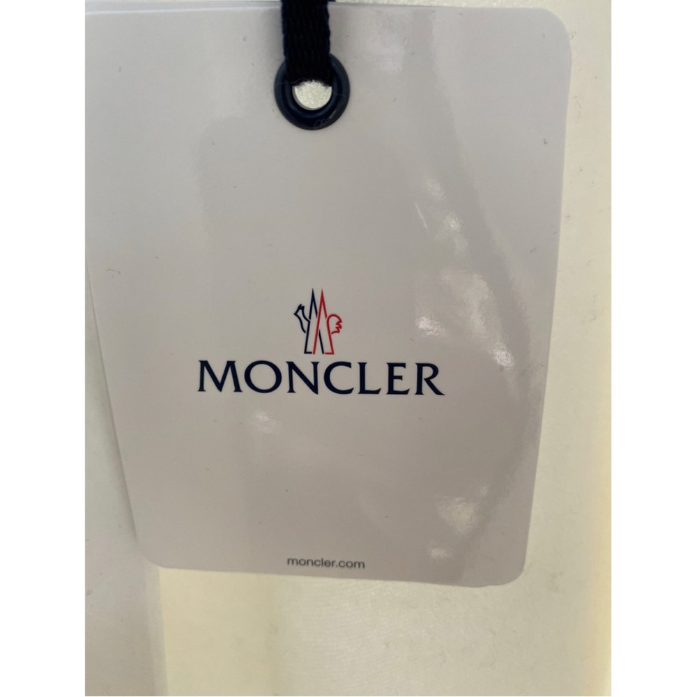 ❌SOLD❌ MONCLER
Wool-blend poncho
One size fits all With tan belt - Picture 9 of 11